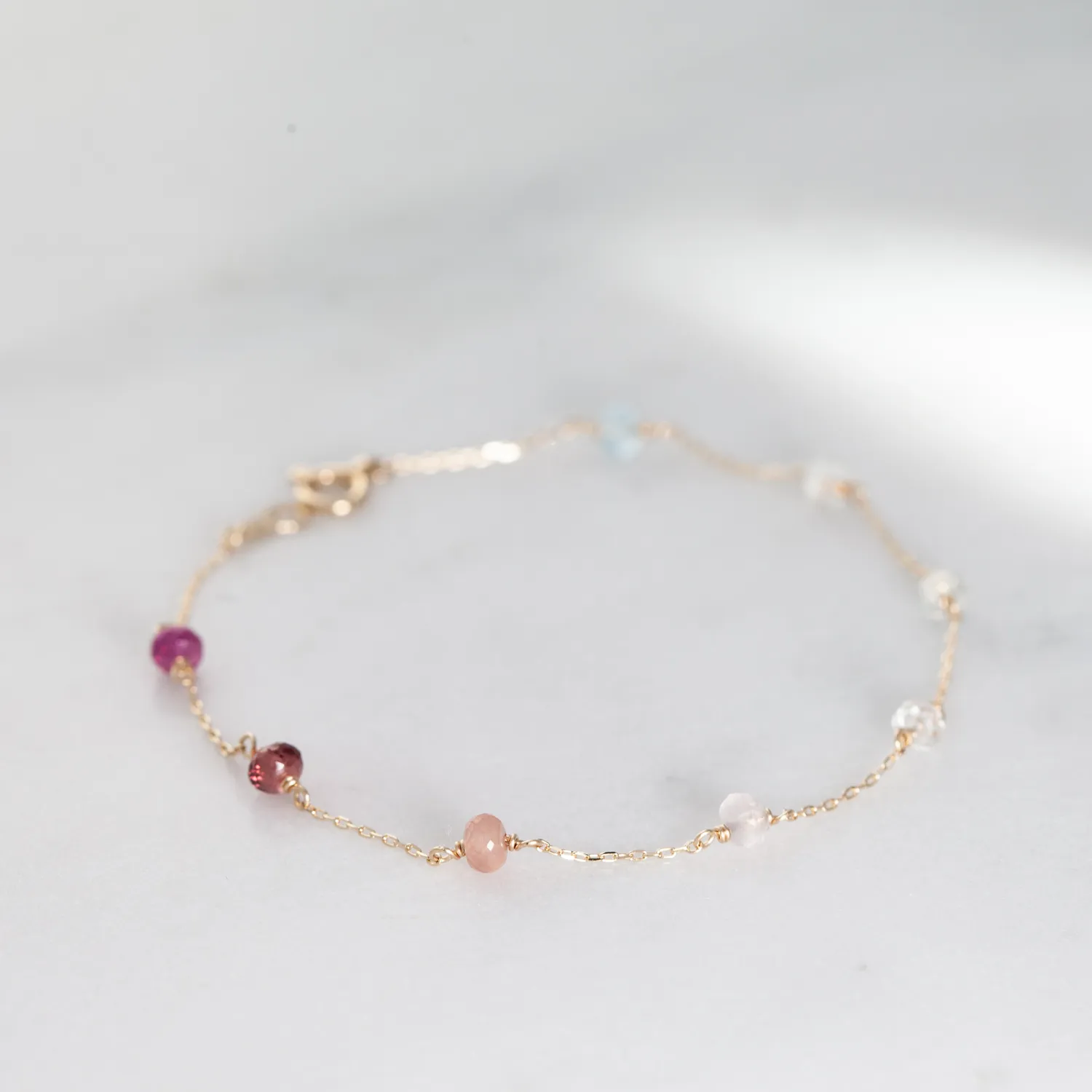 お好きな石をセレクトしたステーションブレスレット